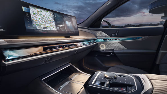 Zakrzywiony wyświetlacz i panel interakcji BMW.